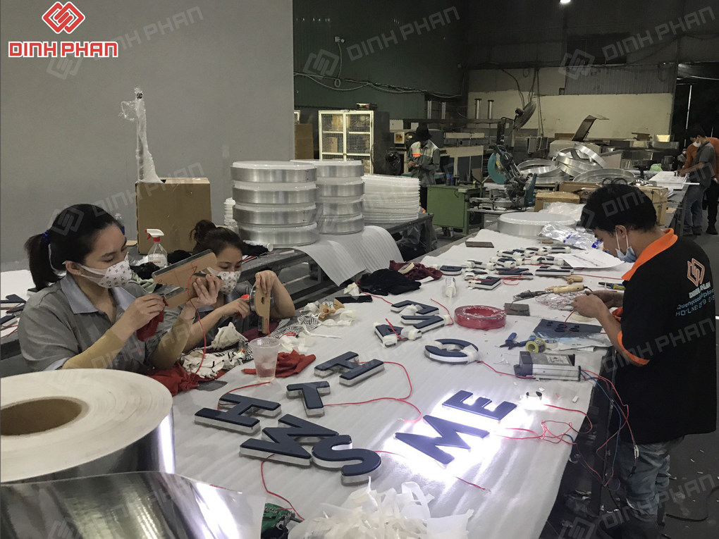 Gia Công Chữ Inox Hắt Chân Cao Cấp, Sang Trọng