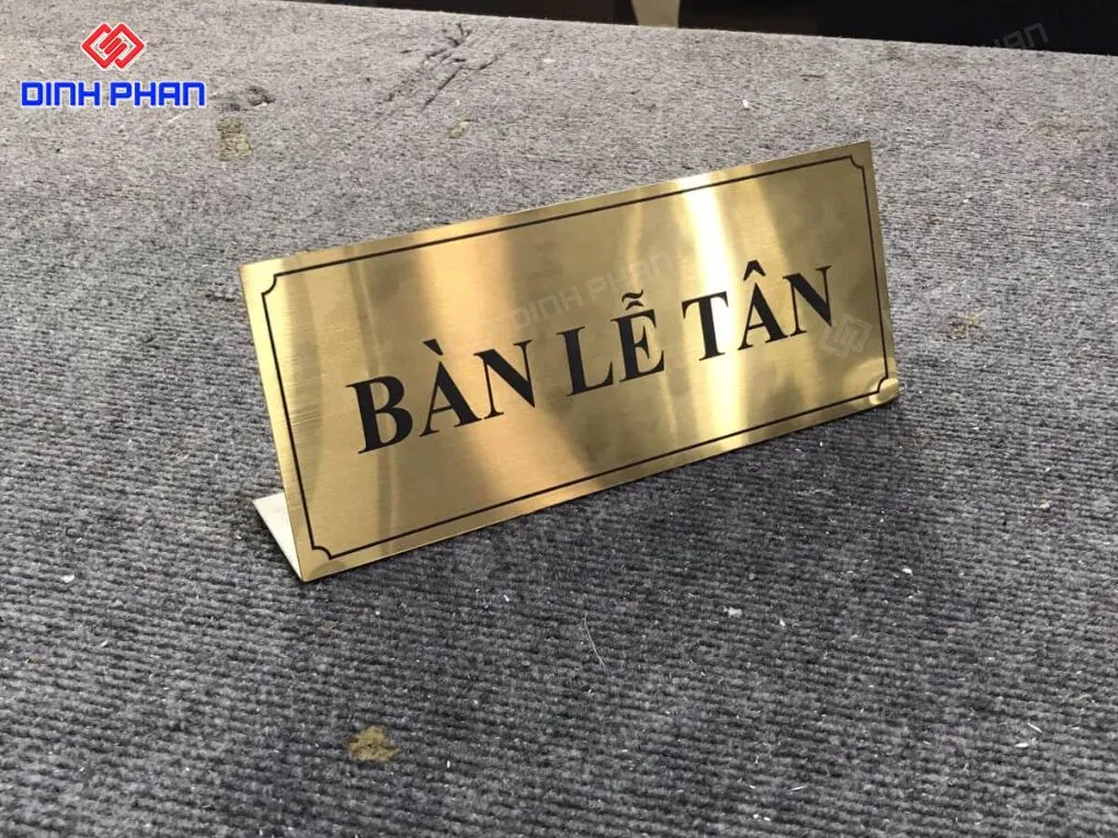 Bảng tên để bàn