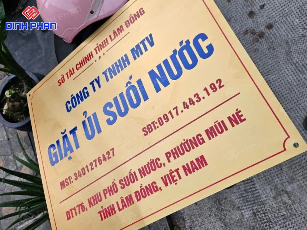 Bảng tên công ty ăn mòn