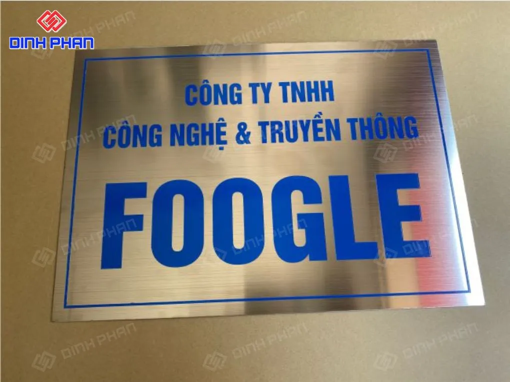 Bảng tên công ty ăn mòn