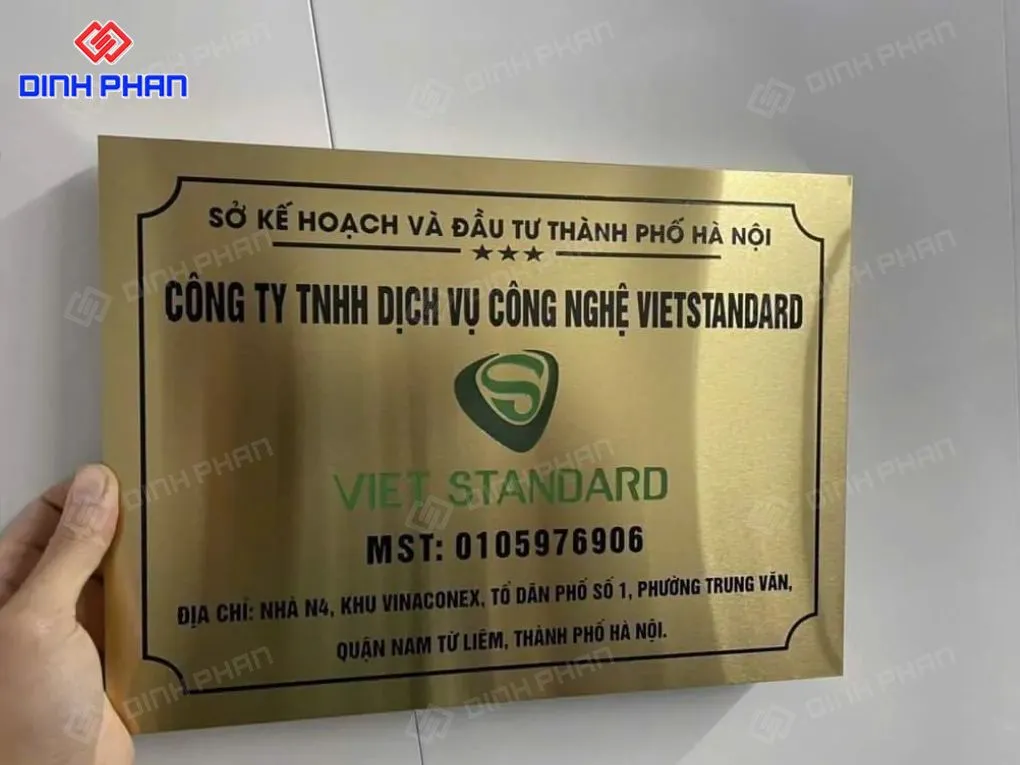 Bảng tên công ty ăn mòn