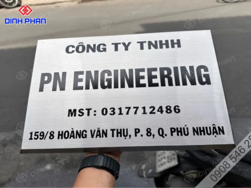 Bảng tên công ty ăn mòn