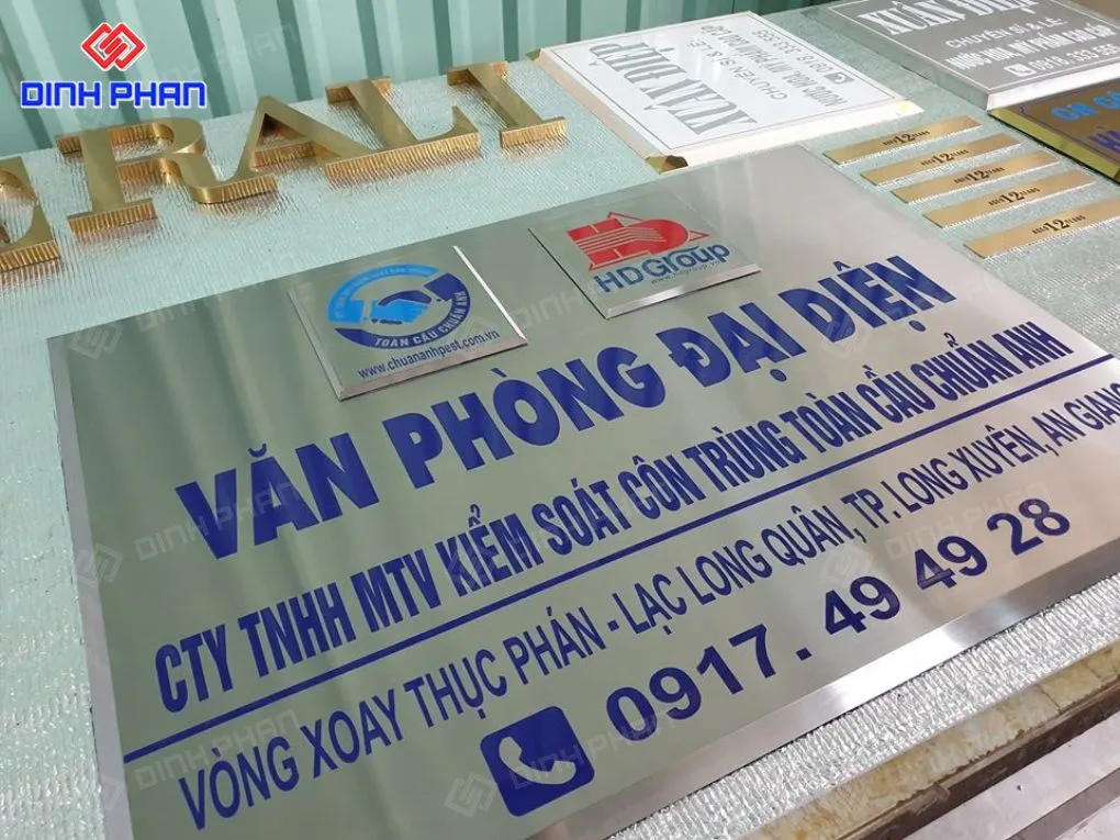 Bảng tên công ty ăn mòn