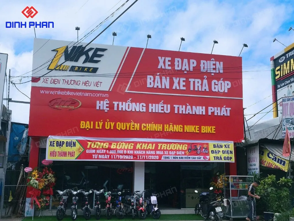 Biển quảng cáo xe điện