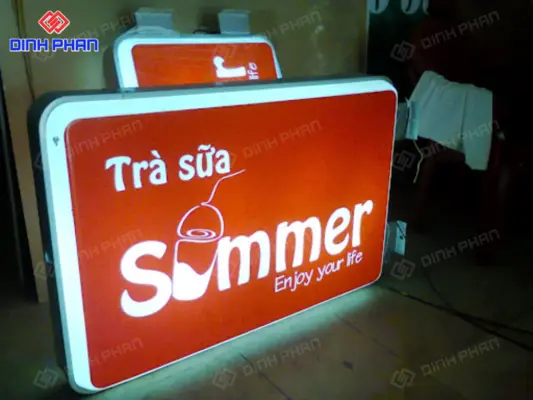 Biển vẫy hộp đèn vuông dùng trong nhà hay ngoài trời tốt hơn?