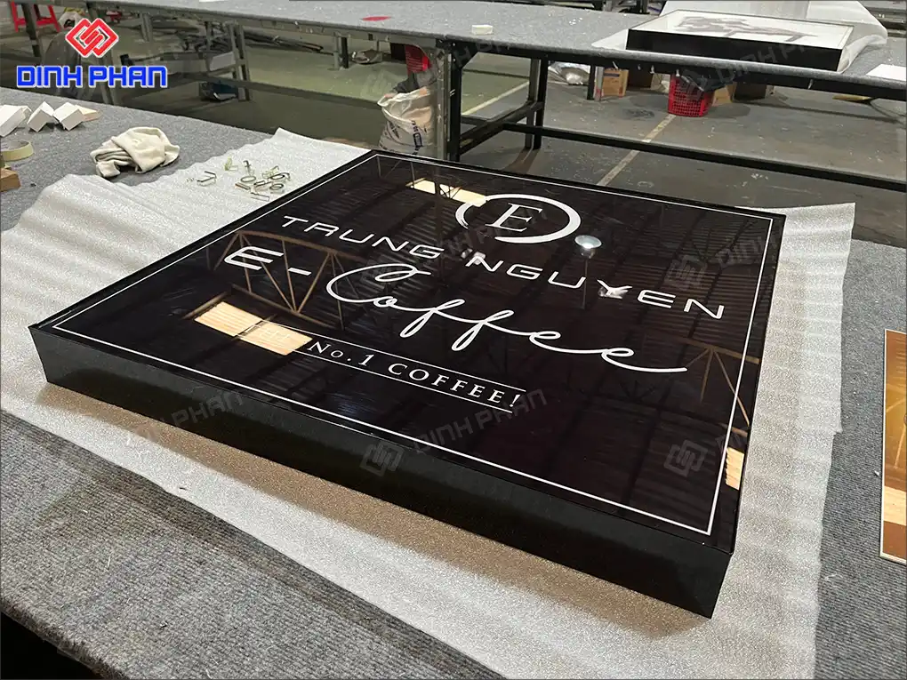 Cách chọn biển vẫy quán cafe vừa đẹp vừa tiết kiệm chi phí tối đa