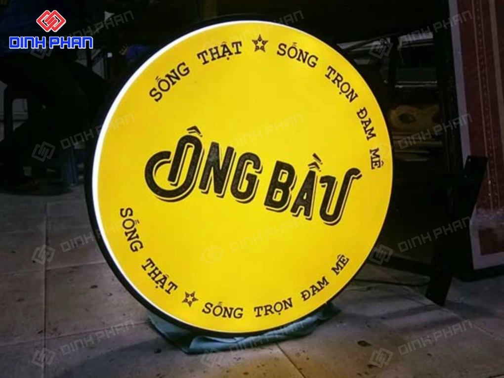 Cách chọn biển vẫy quán cafe vừa đẹp vừa tiết kiệm chi phí tối đa