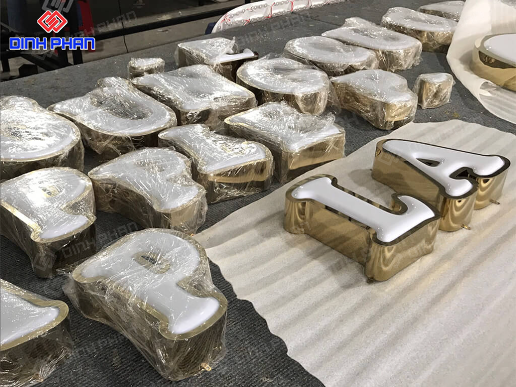 gia cong chu inox mat mica 3