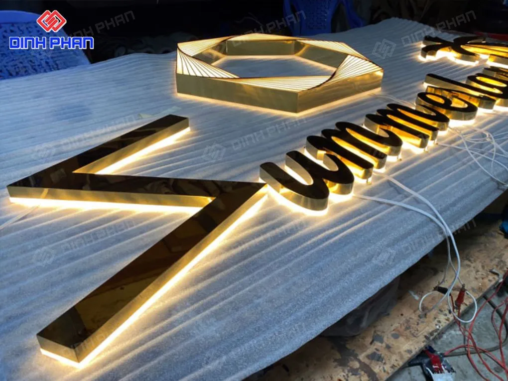 Làm chữ inox hắt chân