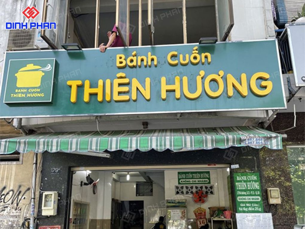 Bảng hiệu quán bánh cuốn