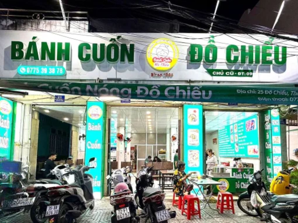 Bảng hiệu quán bánh cuốn