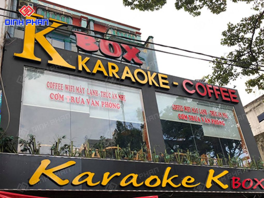 Bảng hiệu quán karaoke