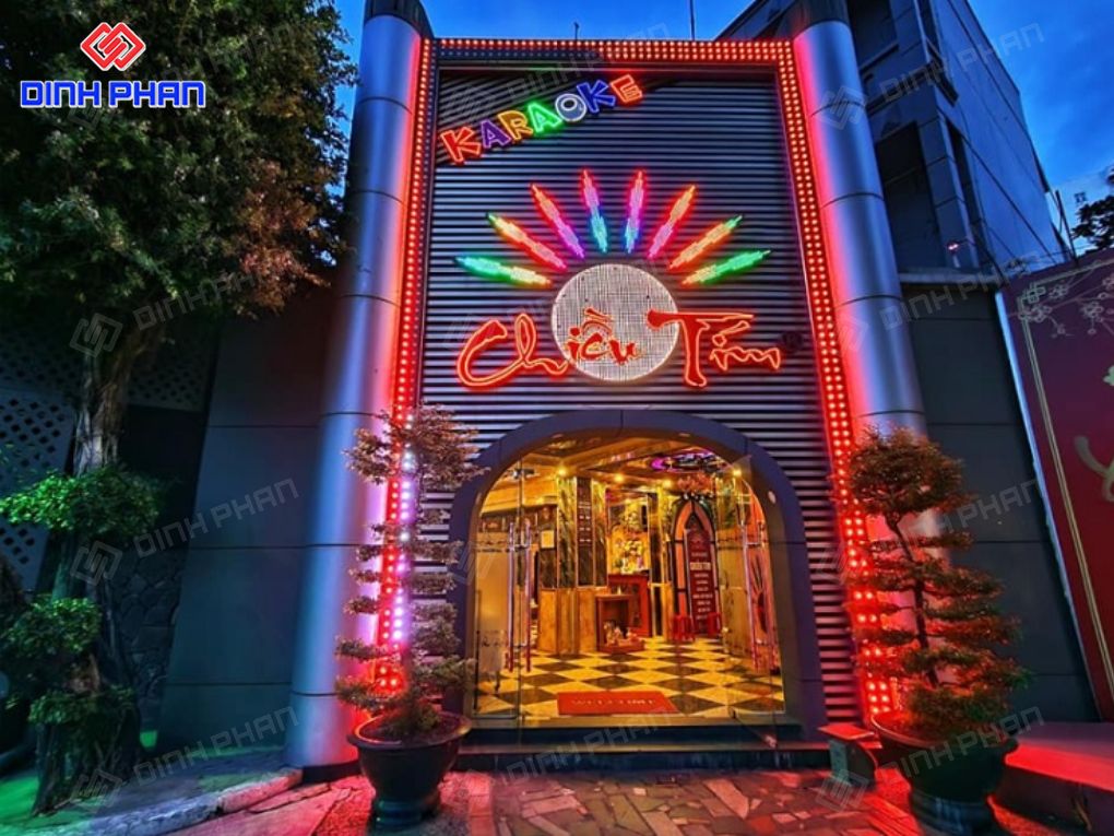 Bảng hiệu quán karaoke