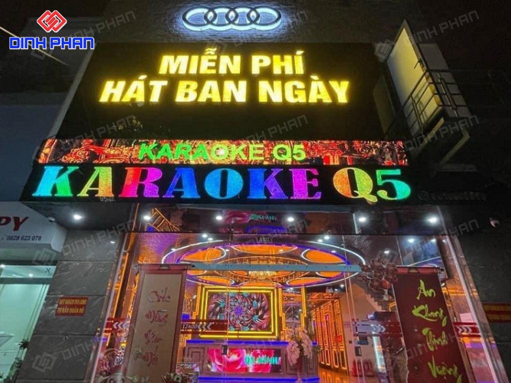Bảng hiệu quán karaoke