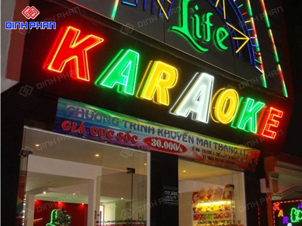 Bảng hiệu quán karaoke