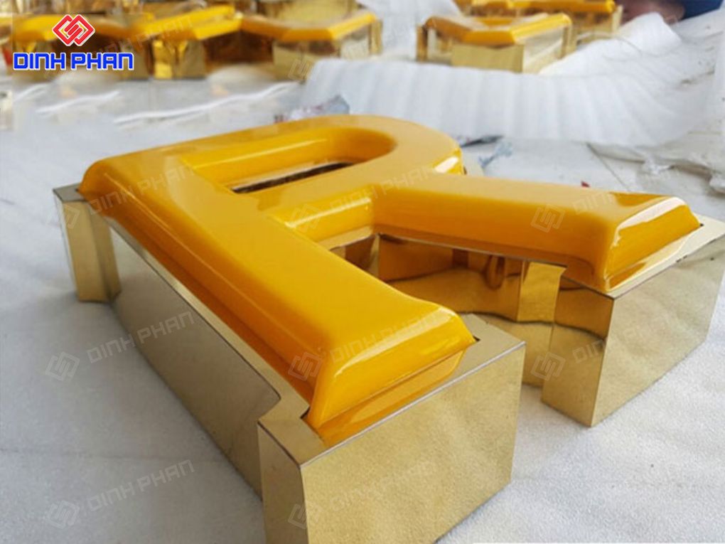 Gia công chữ nổi mica