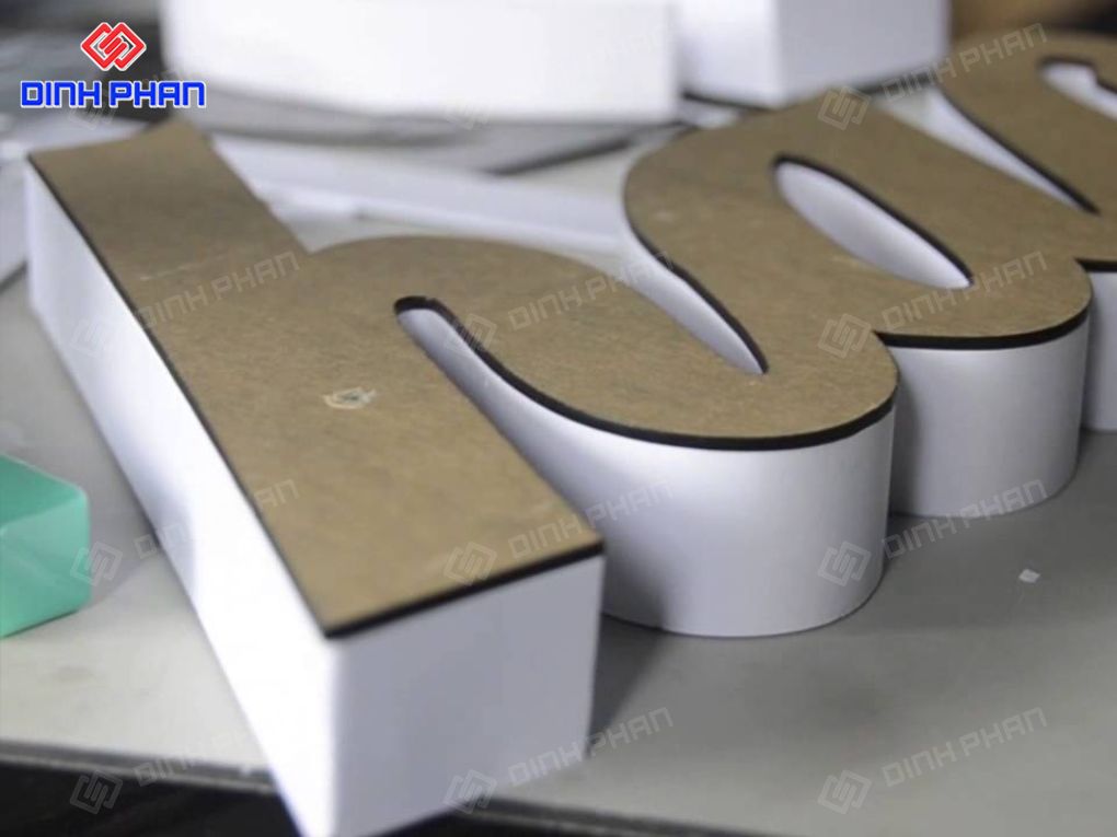 Gia công chữ nổi mica