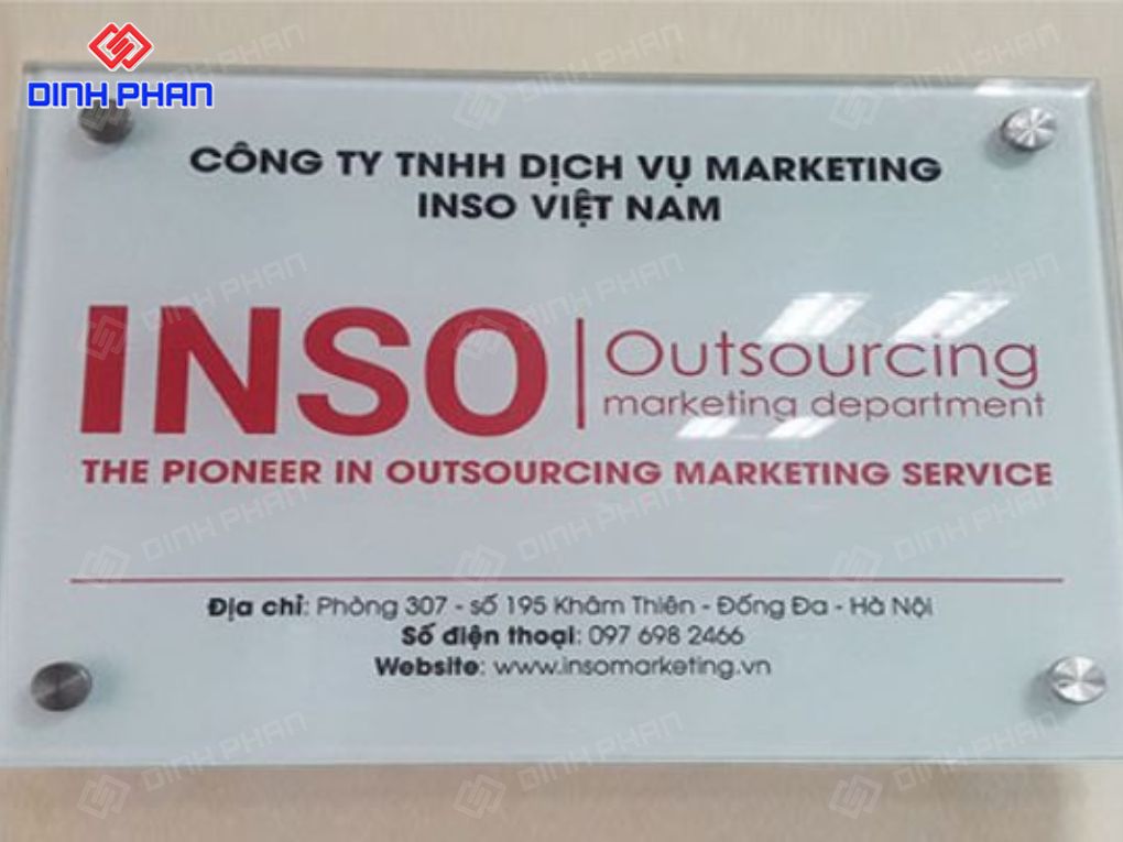 Làm bảng hiệu mica dán decal