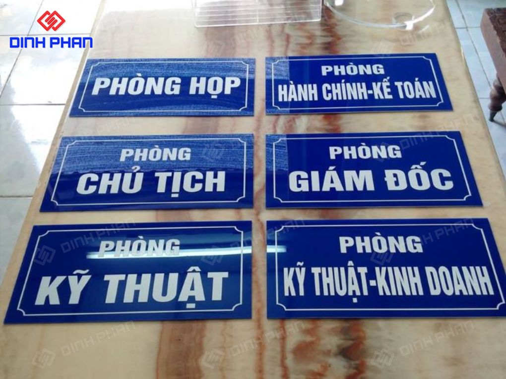 Làm bảng hiệu mica dán decal