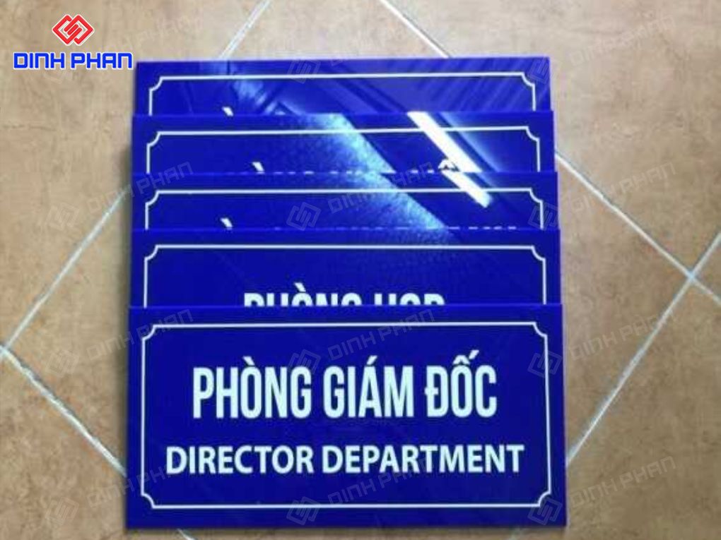 Làm bảng hiệu mica dán decal