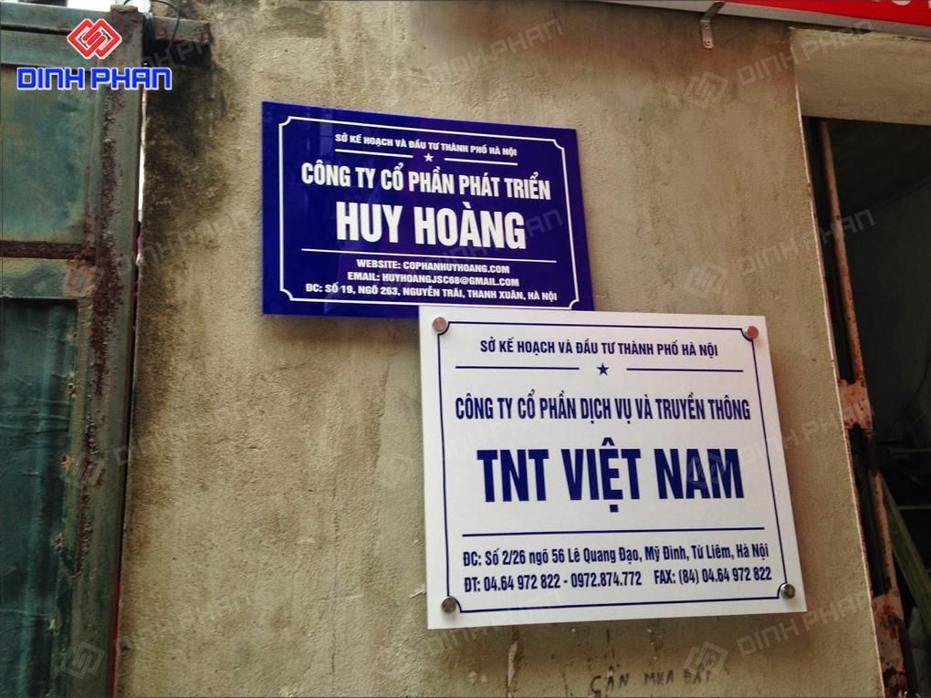 Làm bảng hiệu mica dán decal
