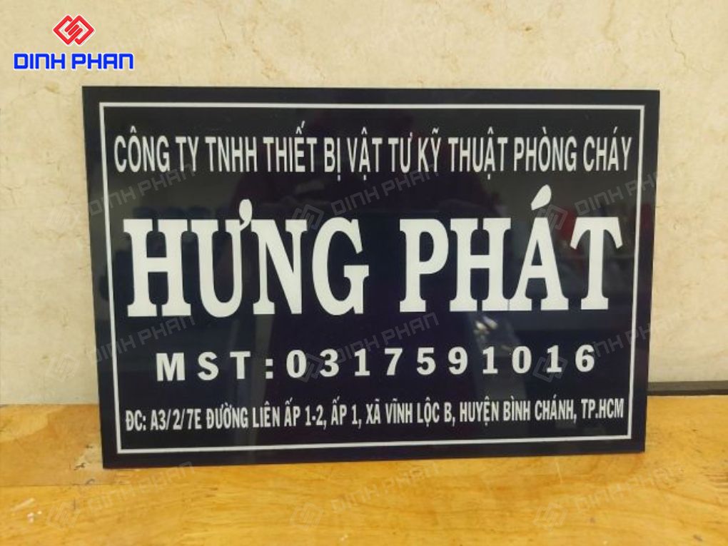 Làm bảng hiệu mica dán decal