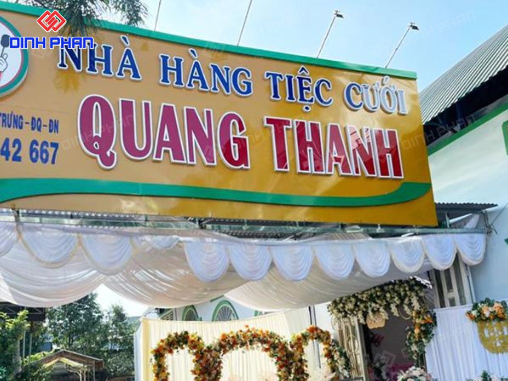 Bảng hiệu nhà hàng