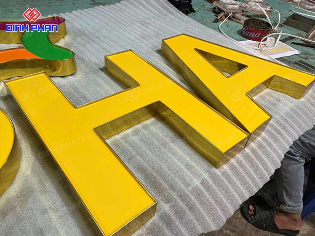 Chữ mica hông nhôm