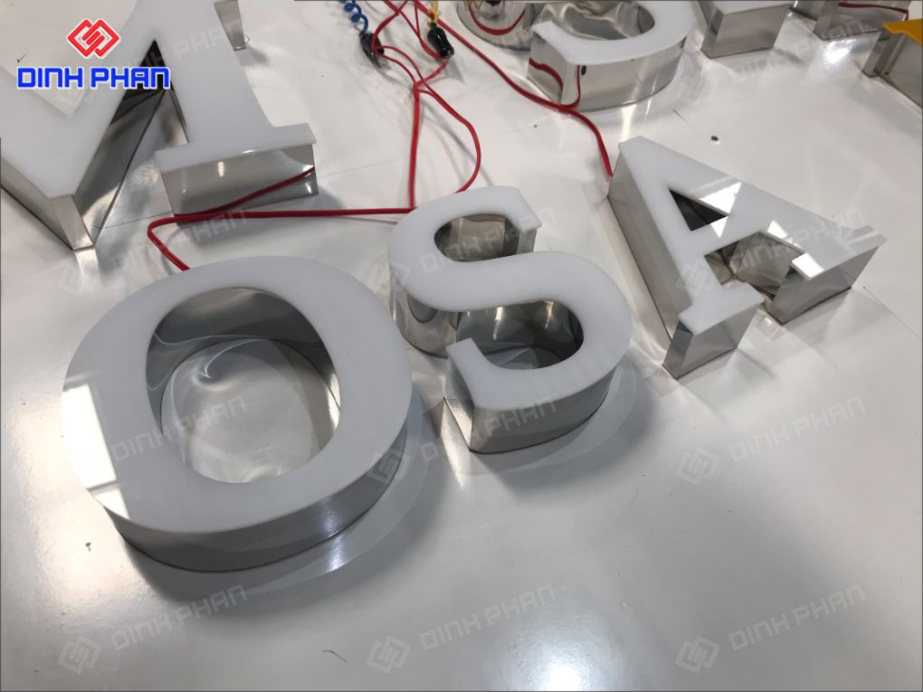 Chữ mica chân inox