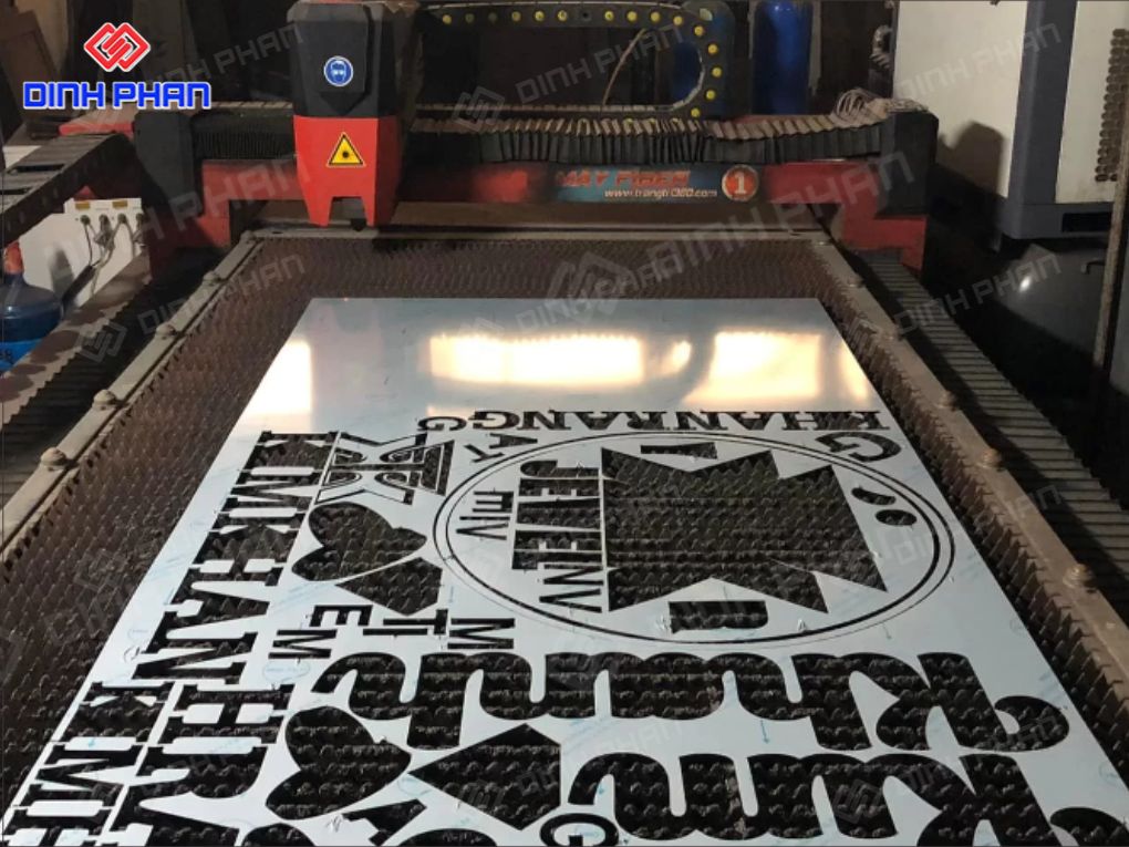 chữ mica CNC