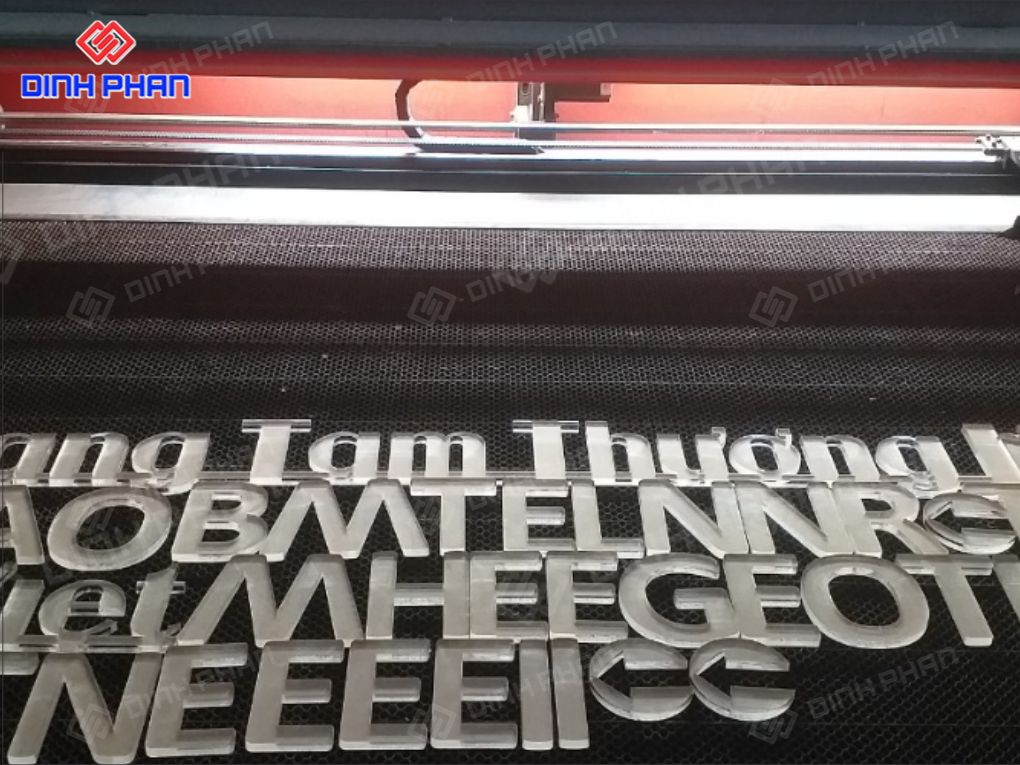 chữ mica CNC