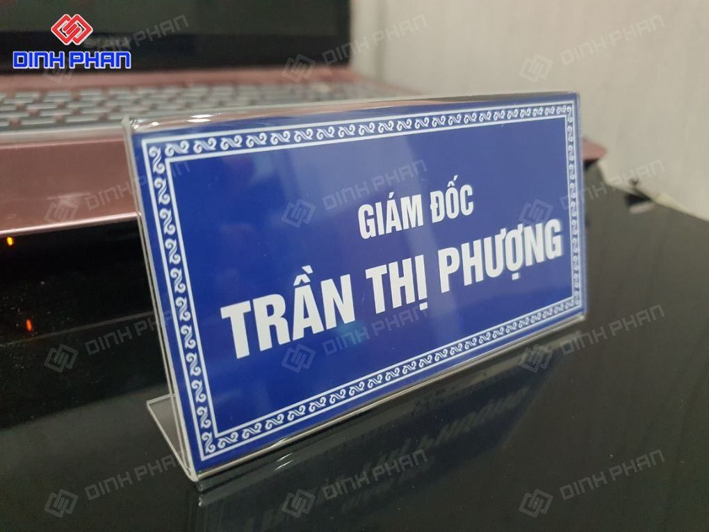 chữ mica để bàn