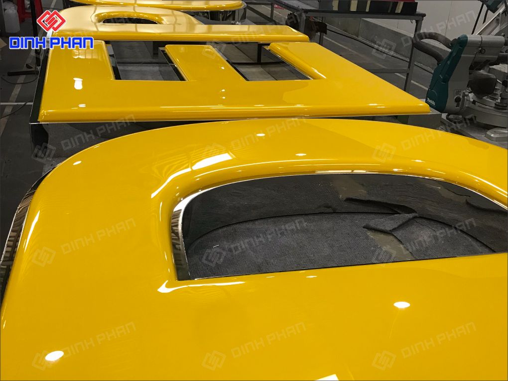 chữ mica uốn nổi