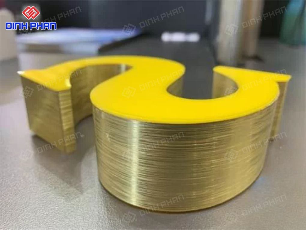 chữ nhôm vàng xước