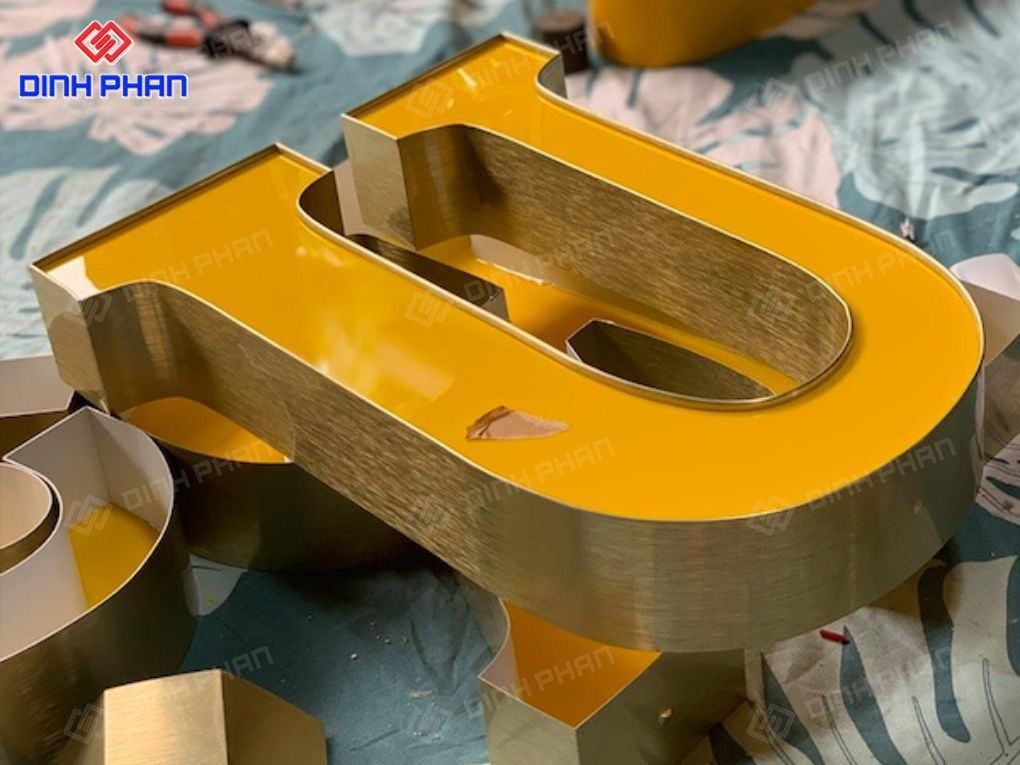 chữ nhôm vàng xước