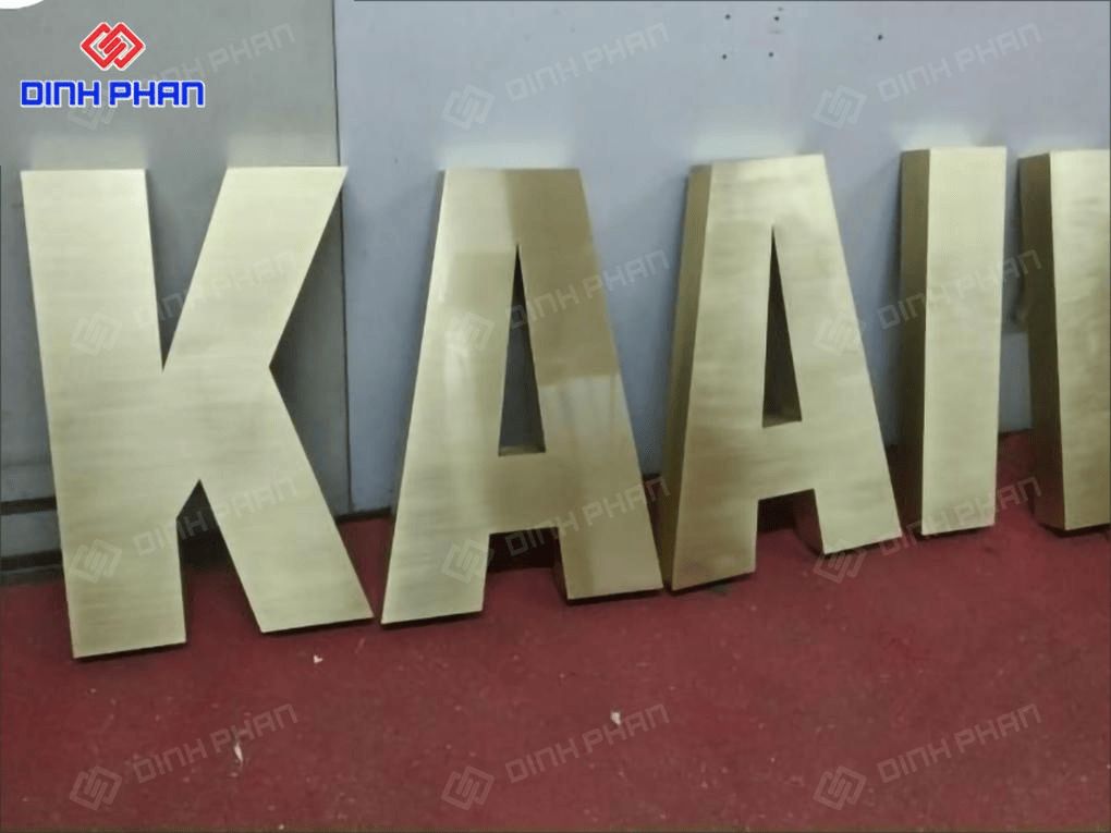 chữ nhôm vàng xước