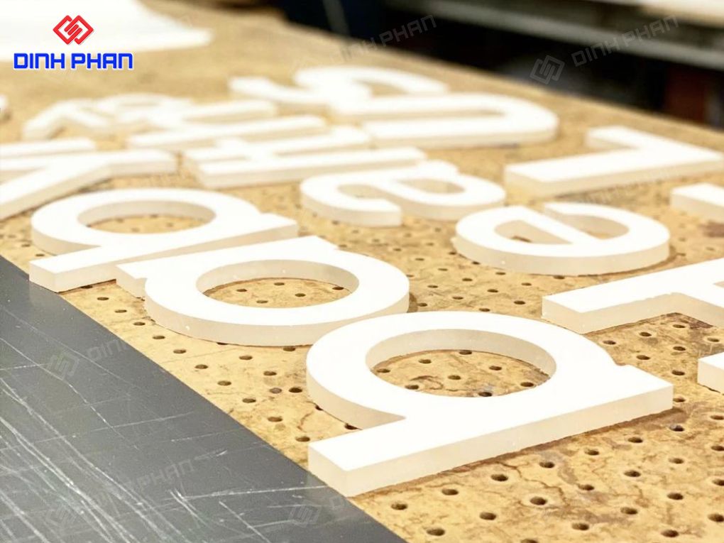 chữ mica CNC